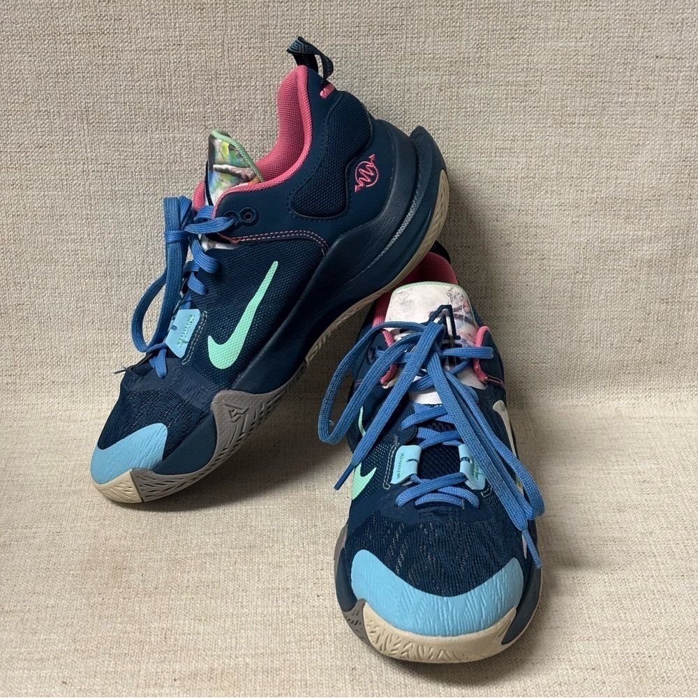 The Nike Giannis Immortality 2 Comes
Splattered With Floral Hues Sz 6.5Y